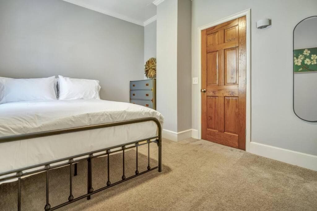 The Bluffton Village Home - 5 BR in Old Town w Carriage Home