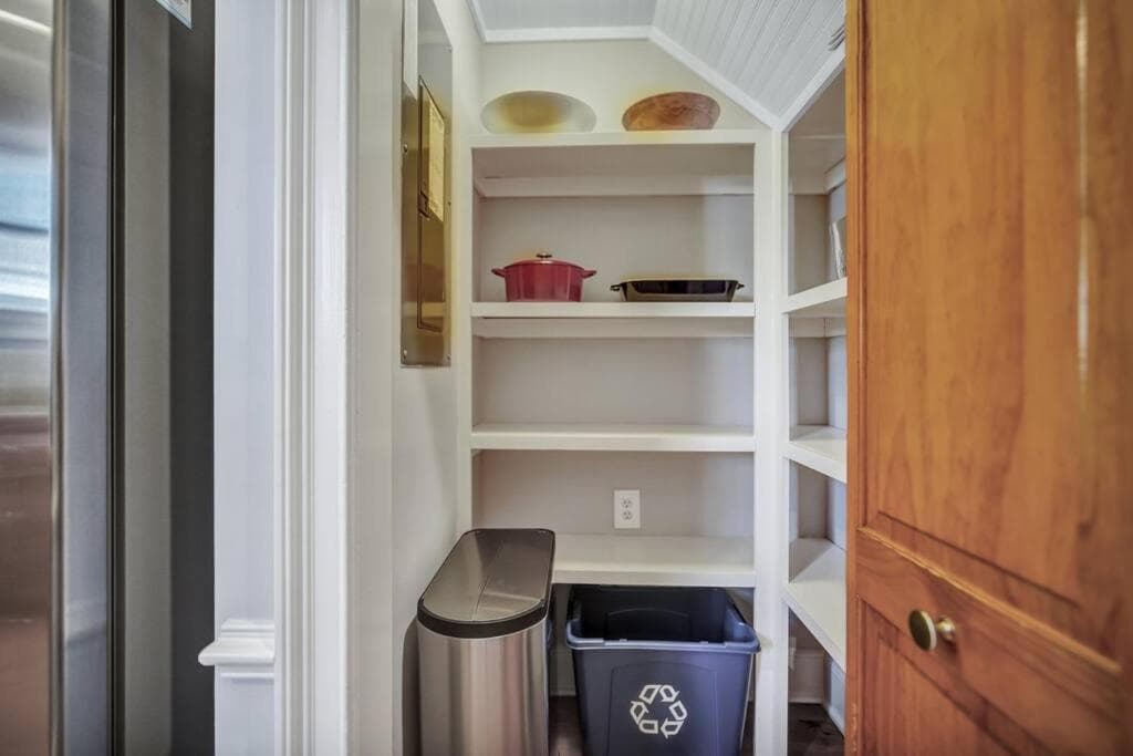 The Bluffton Village Home - 5 BR in Old Town w Carriage Home