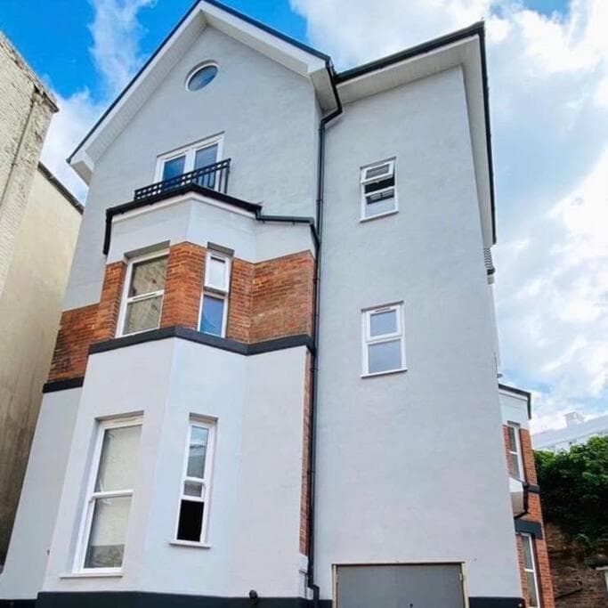 Large, newly renovated, three bedroom TOWN CENTRE split level apartment with free parking, sleeps seven - Walking distance to beach