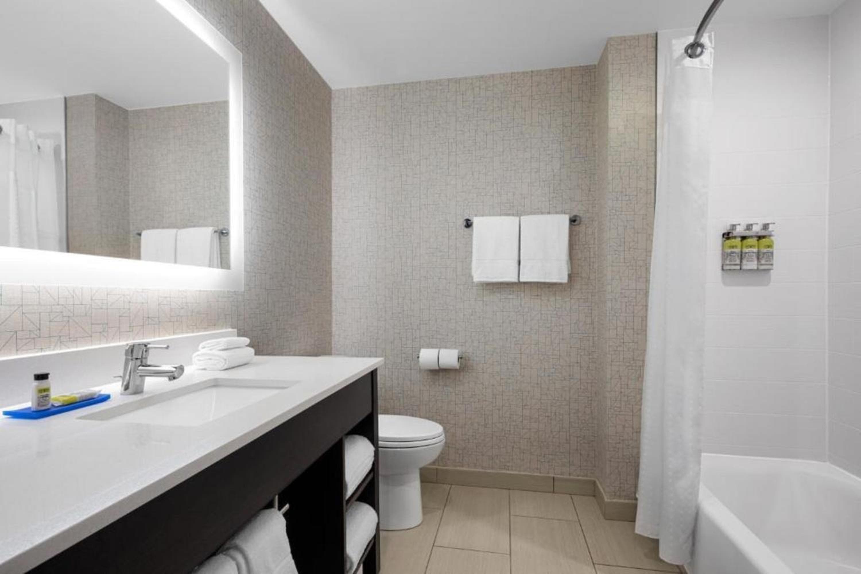 Holiday Inn Express & Suites Woodside LaGuardia Airport