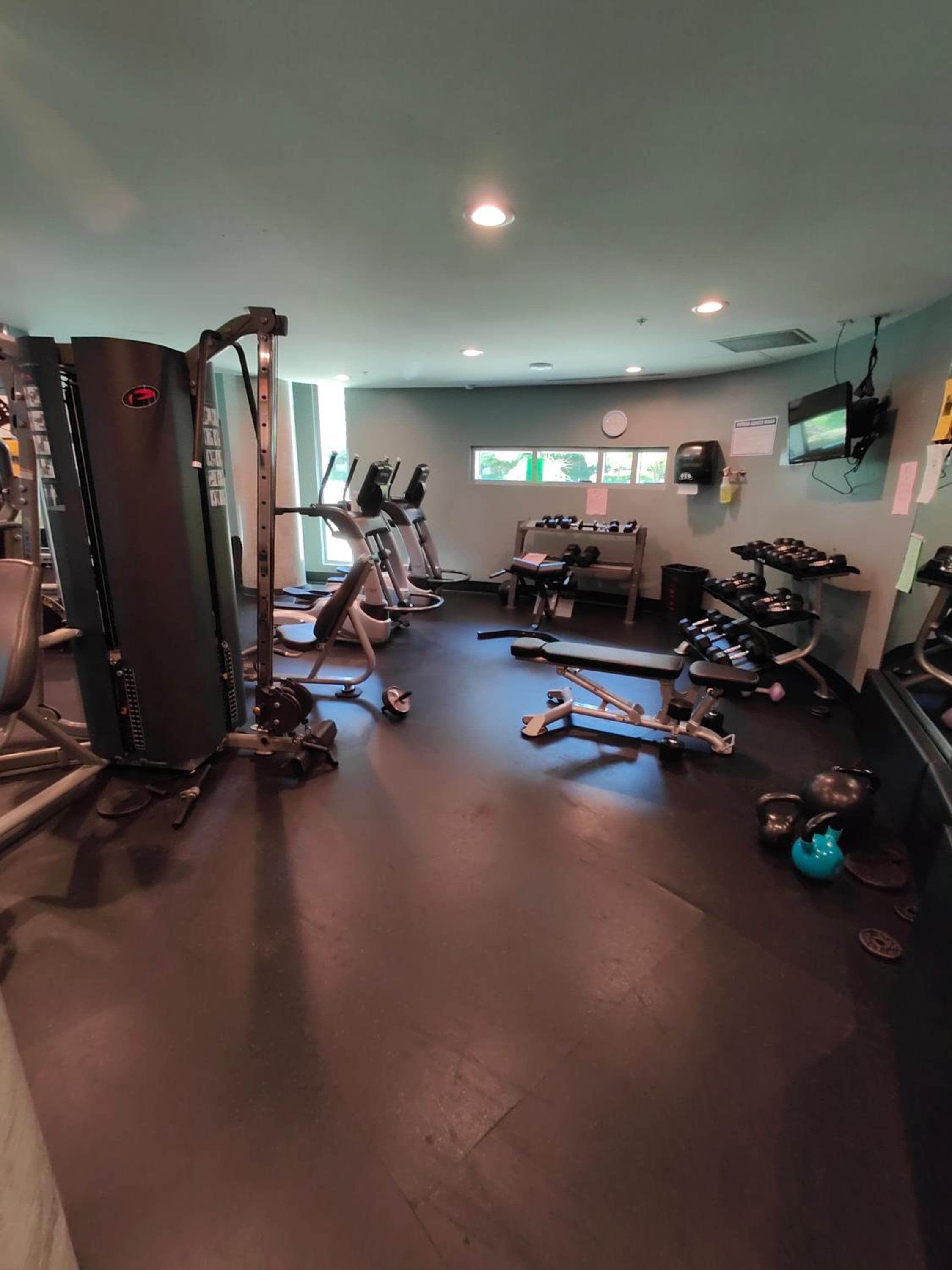 GardenView Modern Condo with Parking, Gym, Pool, AC