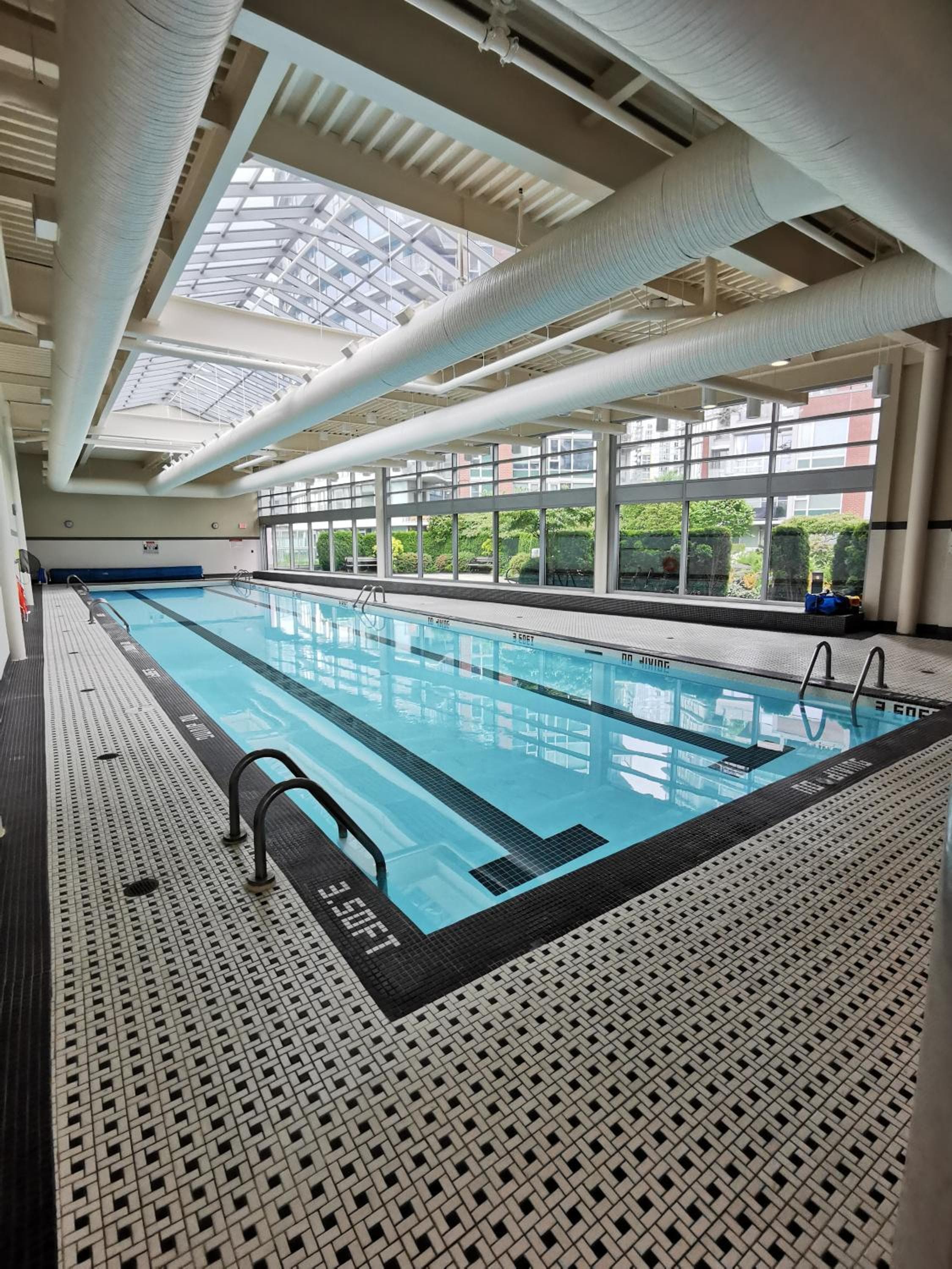 GardenView Modern Condo with Parking, Gym, Pool, AC