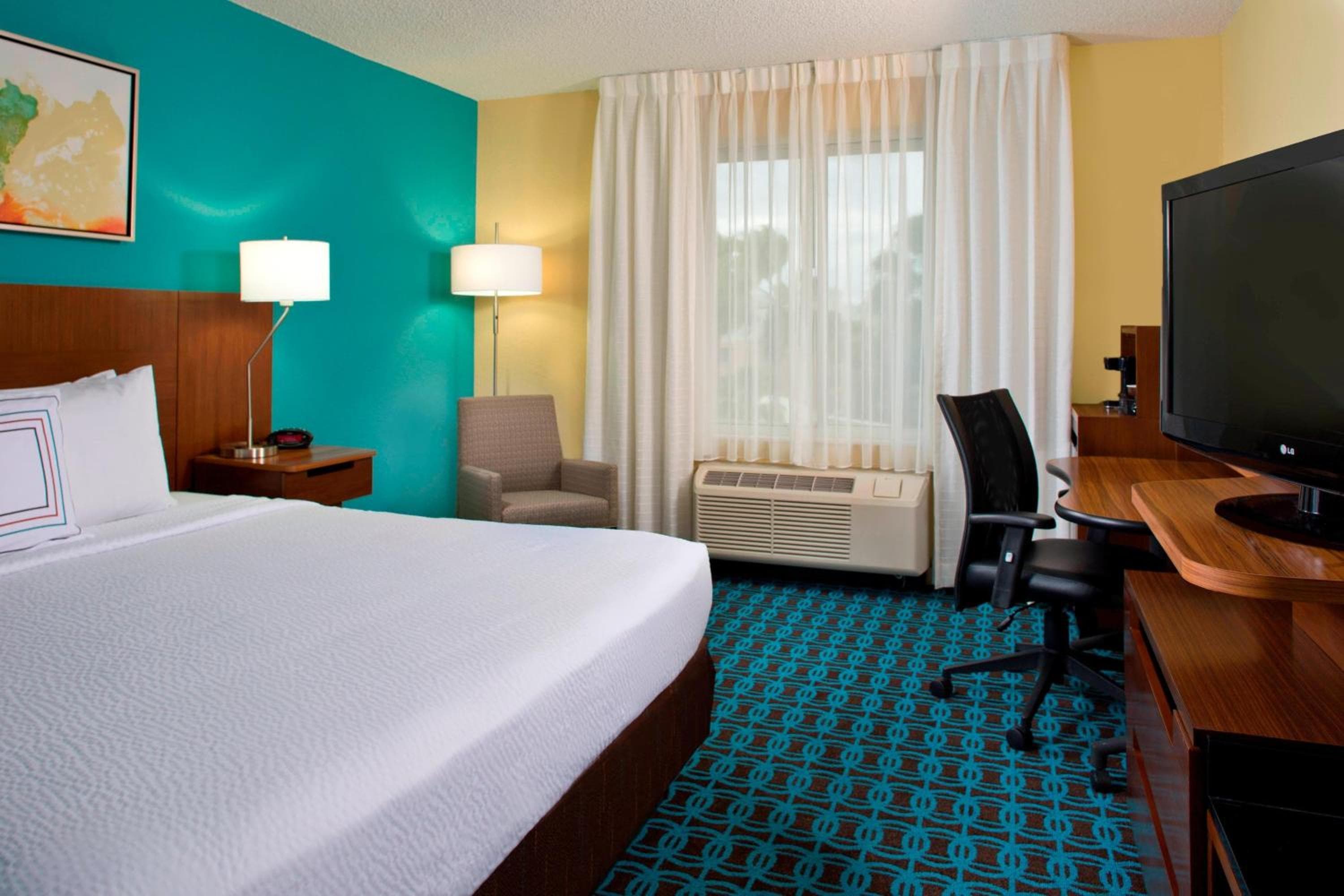 Fairfield Inn & Suites by Marriott Orlando Lake Buena Vista in the Marriott Village - Large Family Suites with Trundle Bunk Beds!