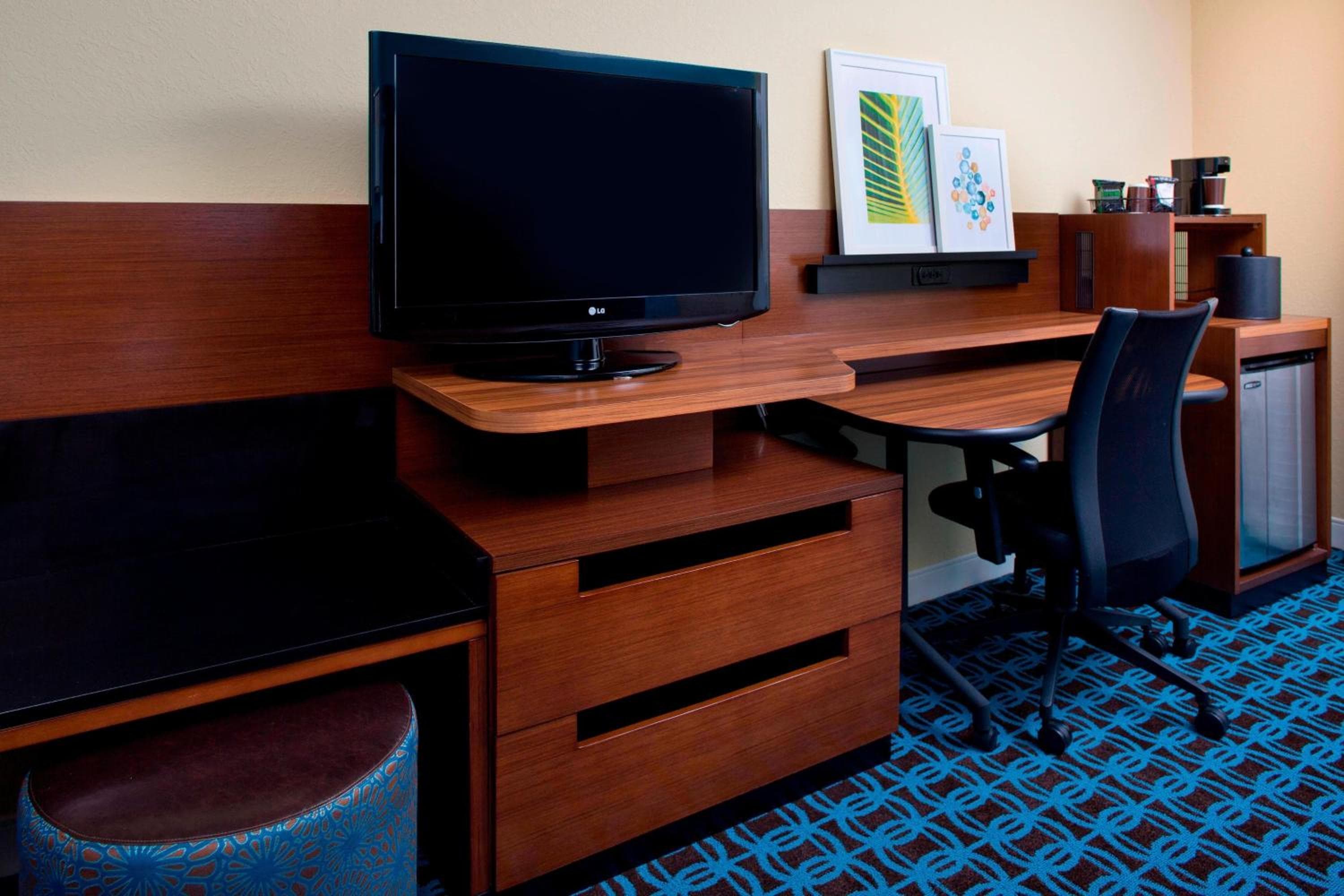 Fairfield Inn & Suites by Marriott Orlando Lake Buena Vista in the Marriott Village - Large Family Suites with Trundle Bunk Beds!