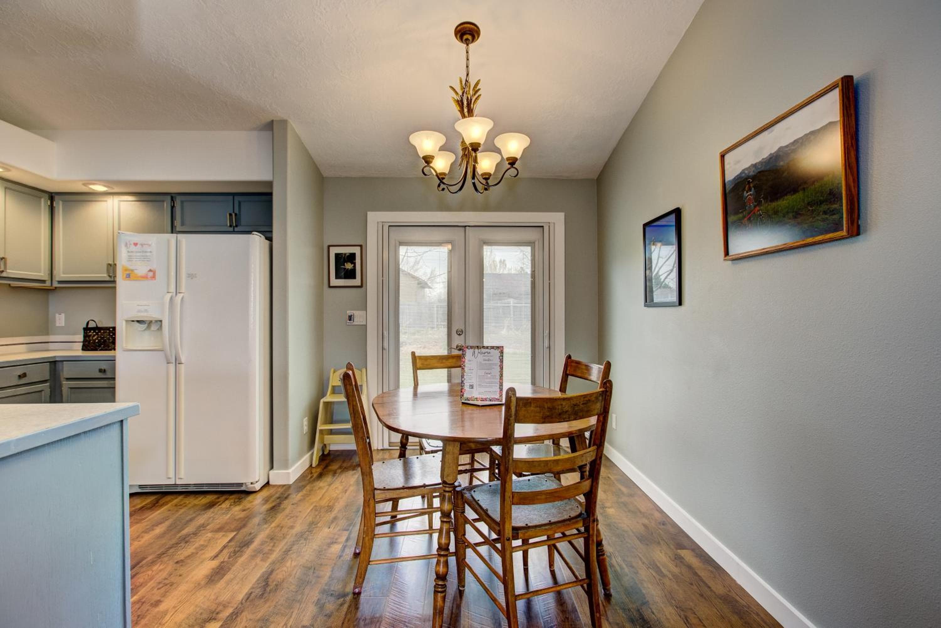 Hello Dolly! 3 beds, 2 bath, 2 TV's, Fireplace, Quiet Neighborhood in Star, ID minutes from walking trails and river views