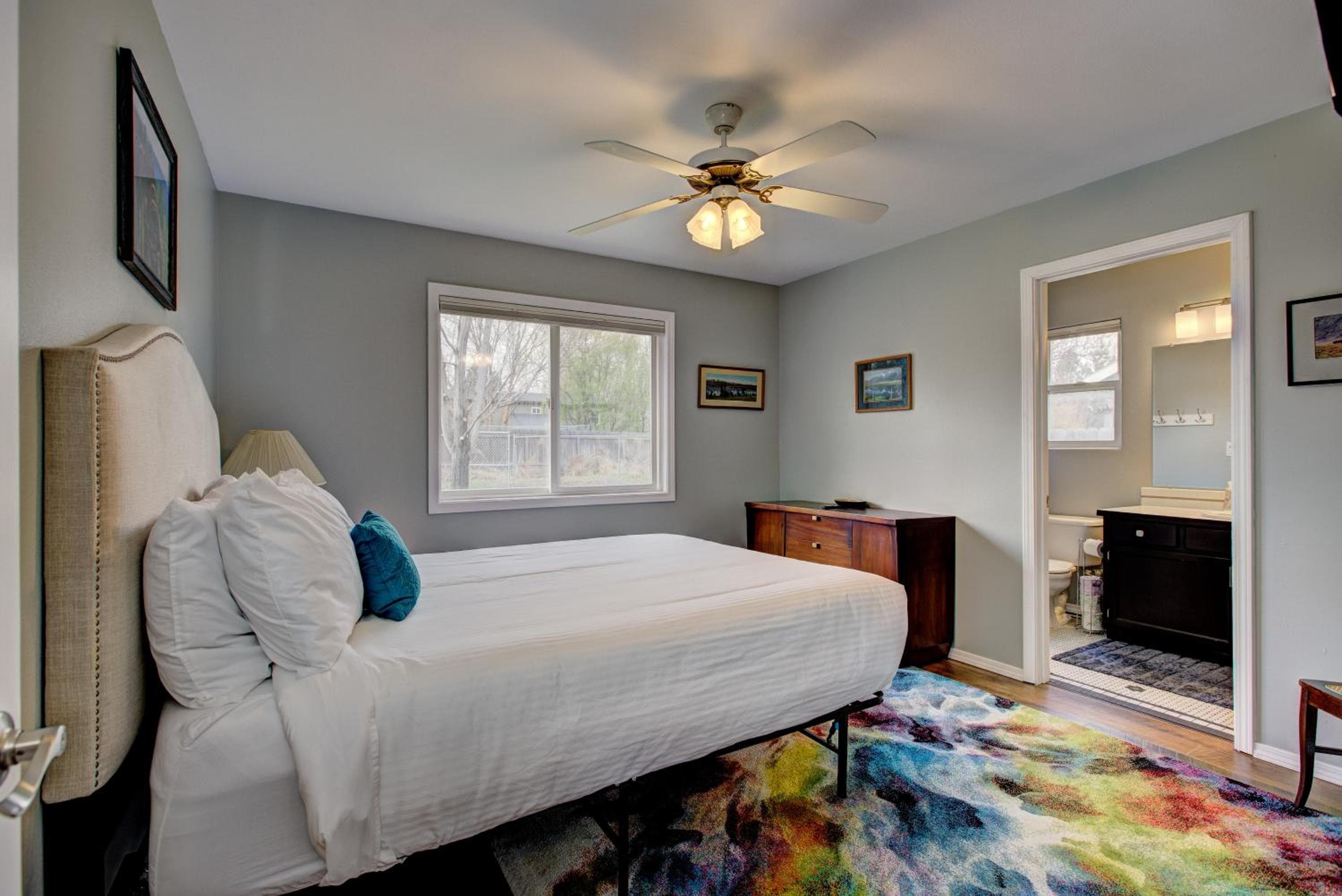 Hello Dolly! 3 beds, 2 bath, 2 TV's, Fireplace, Quiet Neighborhood in Star, ID minutes from walking trails and river views