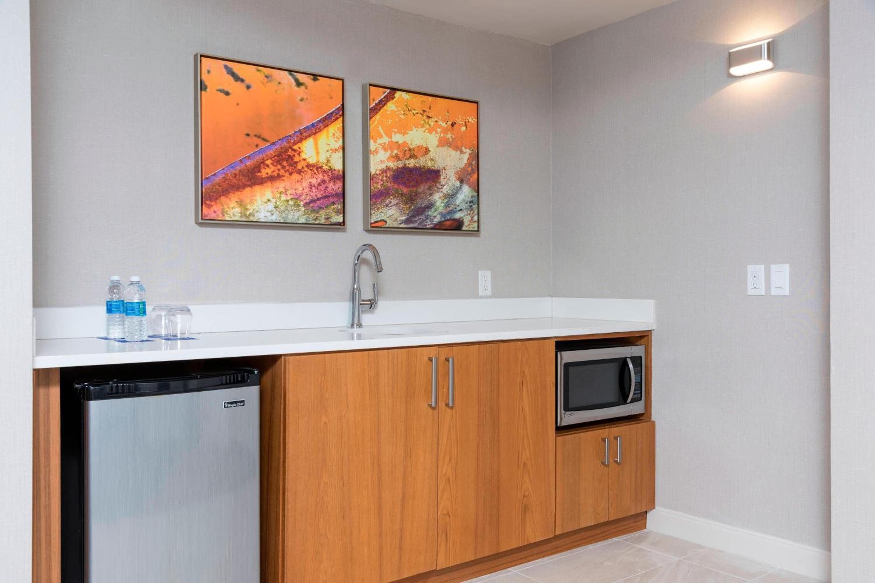 Sonesta Hotel Grand Rapids Airport