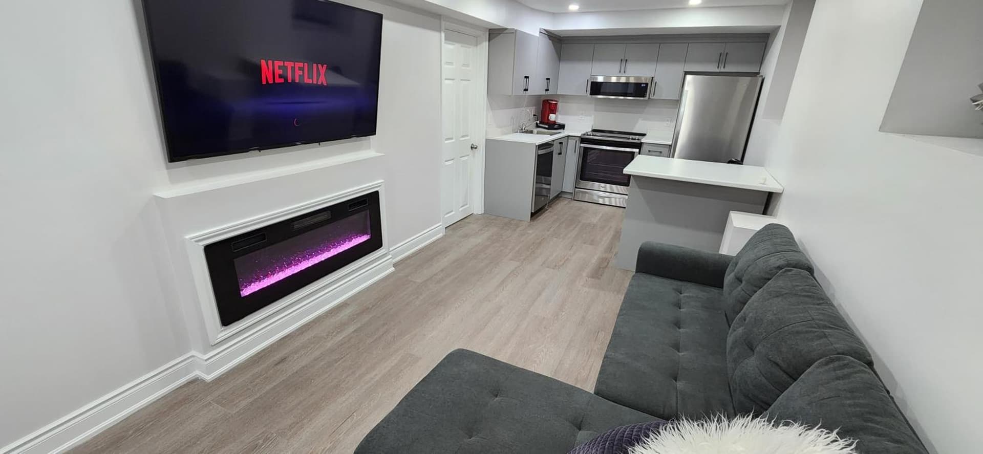 Cozy 2 Bedrooms & 2 Bathrooms Guest Suite with Electric Fireplace