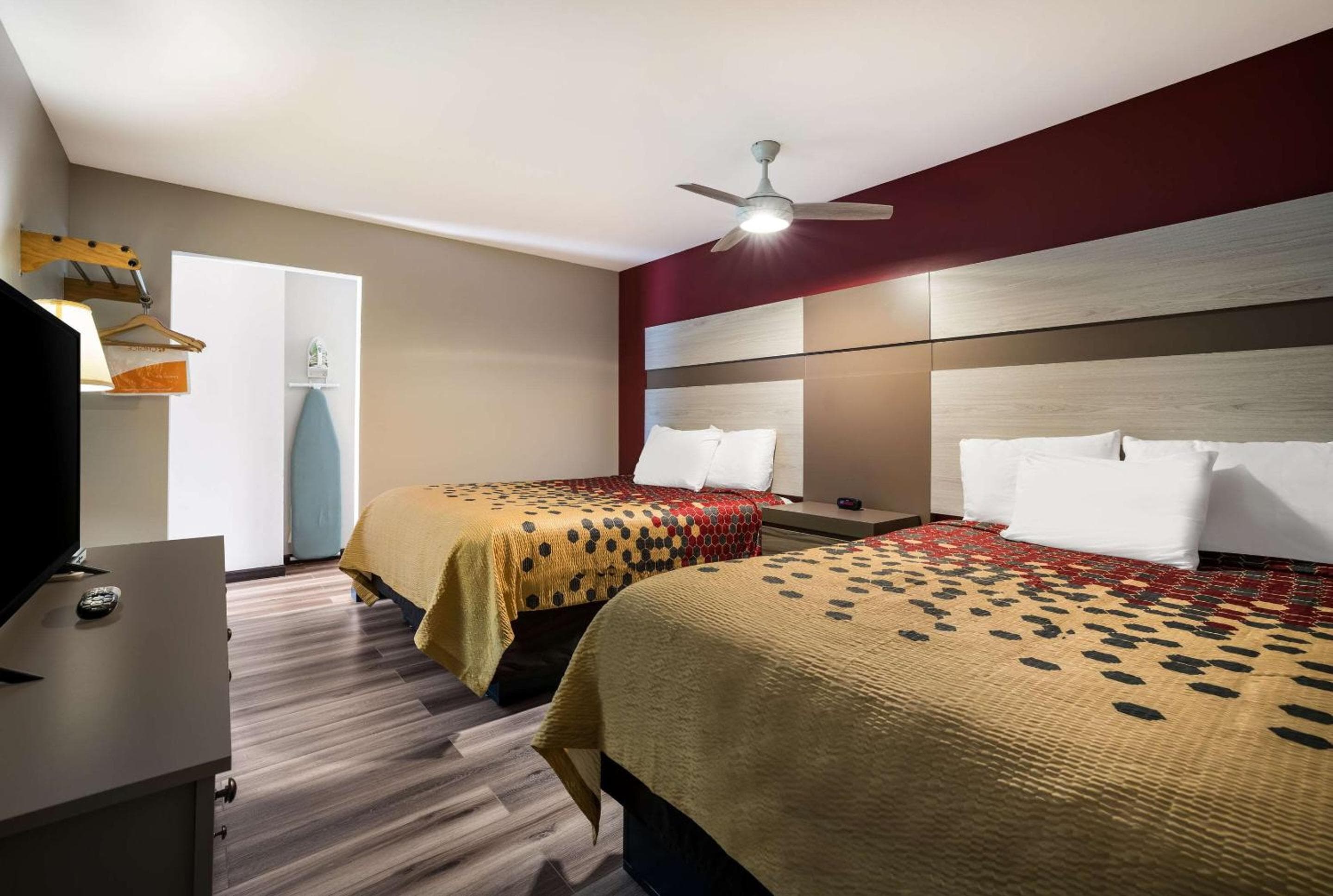 Econo Lodge Inn & Suites Canandaigua - Finger Lakes Area