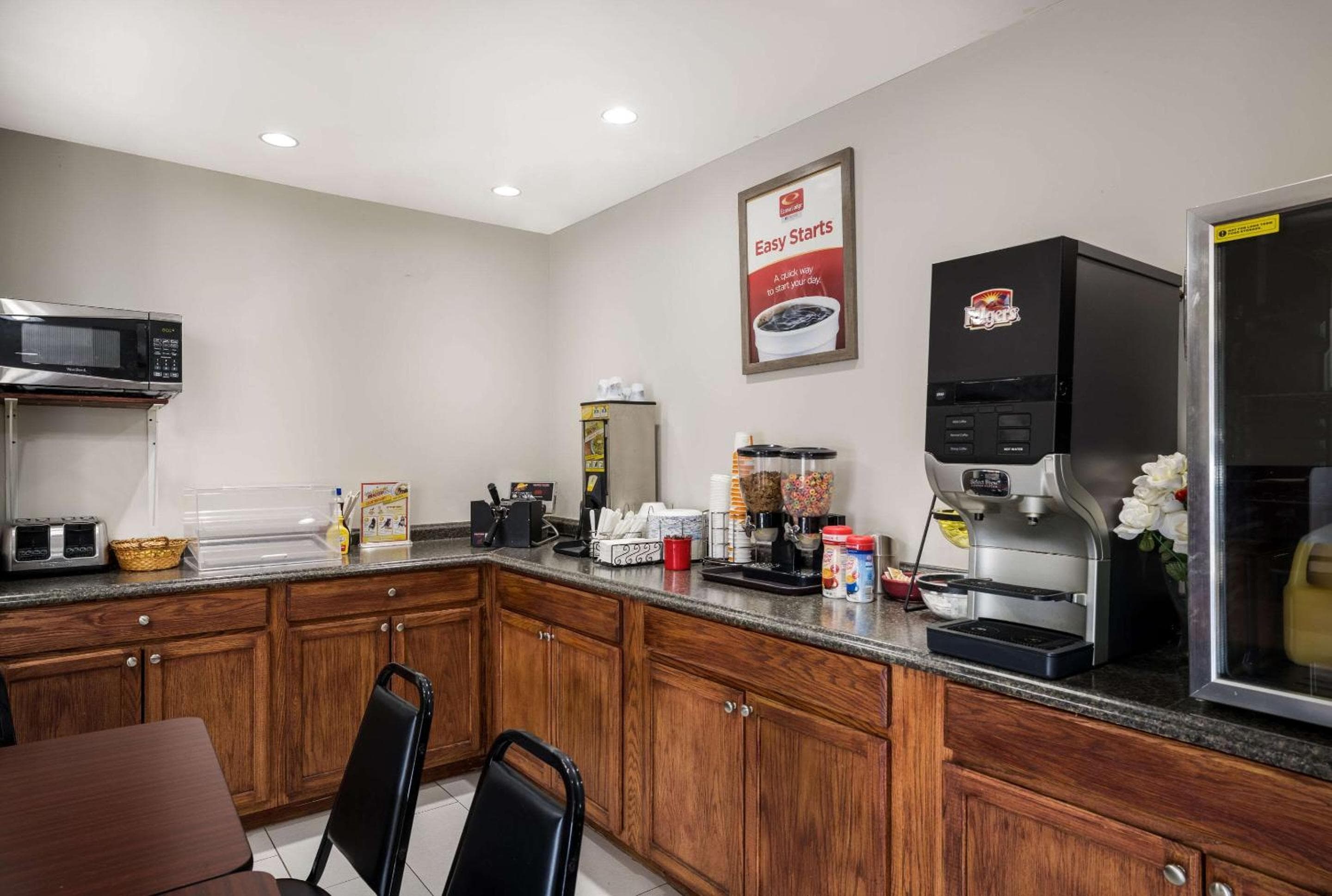 Econo Lodge Inn & Suites Canandaigua - Finger Lakes Area