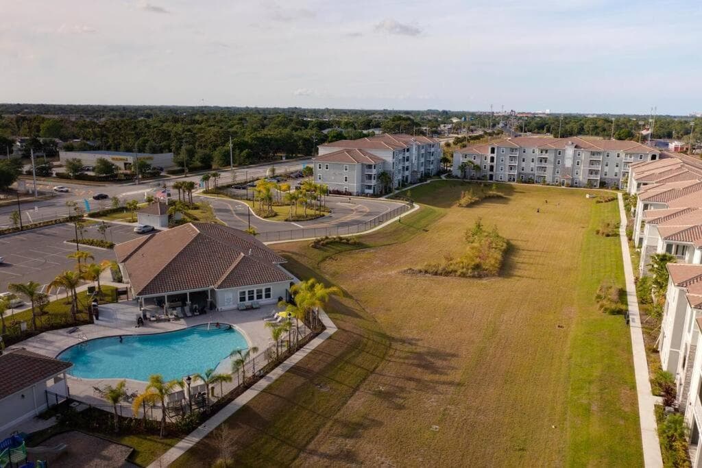 Luxury 3 Bedroom/2 Bathroom Condo in Melbourne FL with Pool, Gym and Laundry
