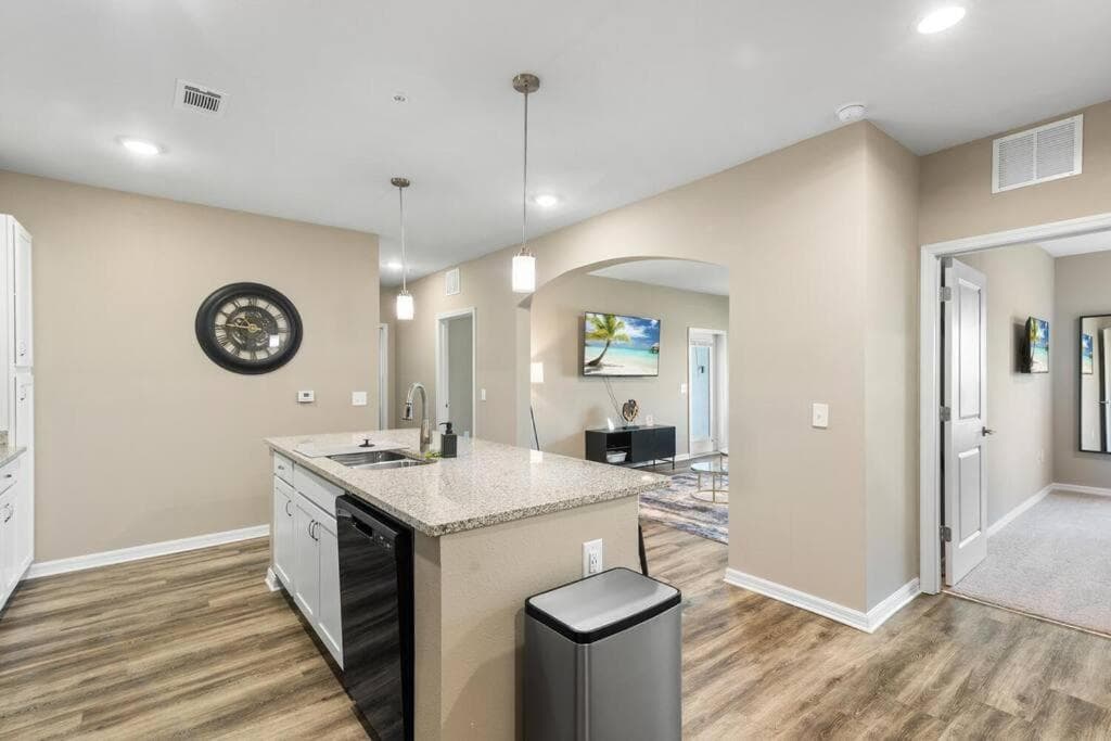 Luxury 3 Bedroom/2 Bathroom Condo in Melbourne FL with Pool, Gym and Laundry