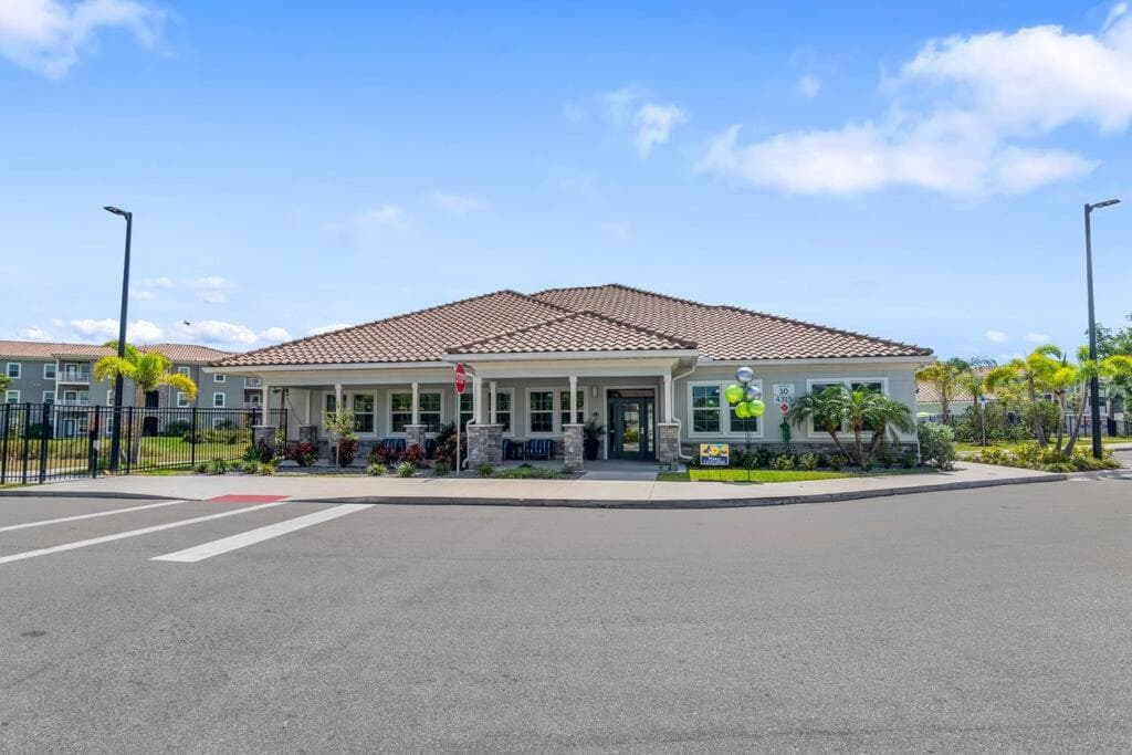 Luxury 3 Bedroom/2 Bathroom Condo in Melbourne FL with Pool, Gym and Laundry