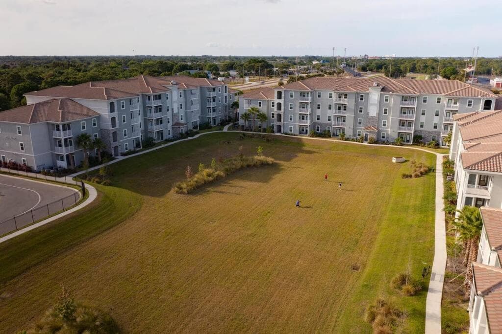 Luxury 3 Bedroom/2 Bathroom Condo in Melbourne FL with Pool, Gym and Laundry
