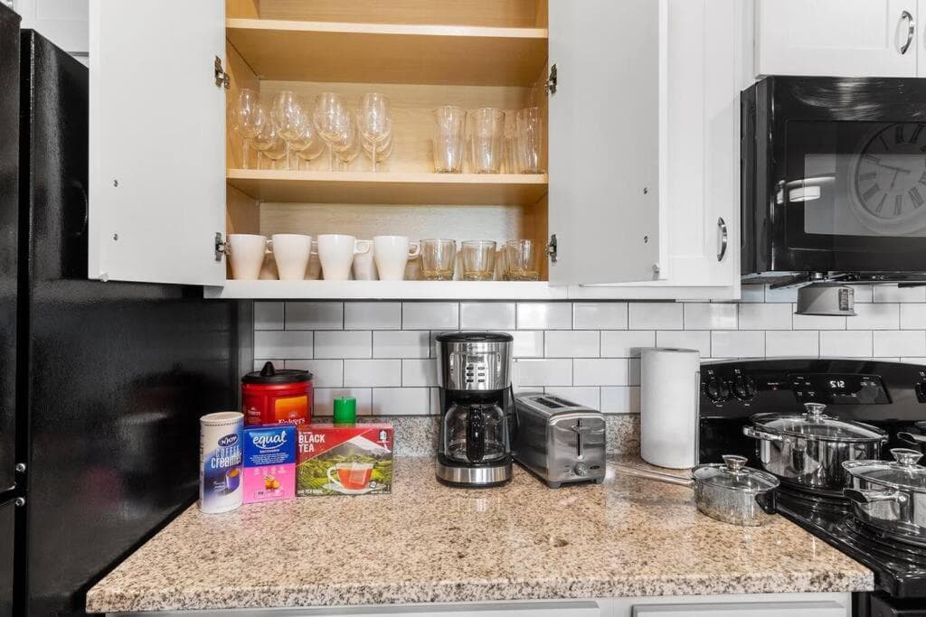 Elegant 2 Bedroom/2 Bath Condo with All Amenities (Pool, Gym, Laundry, etc)