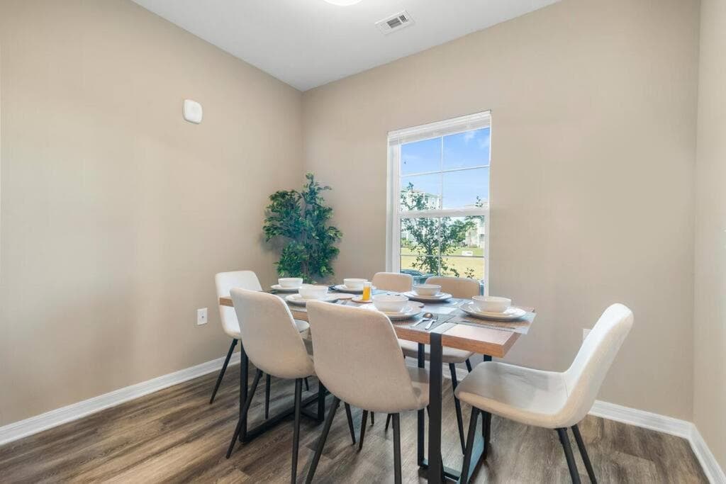 Elegant 2 Bedroom/2 Bath Condo with All Amenities (Pool, Gym, Laundry, etc)
