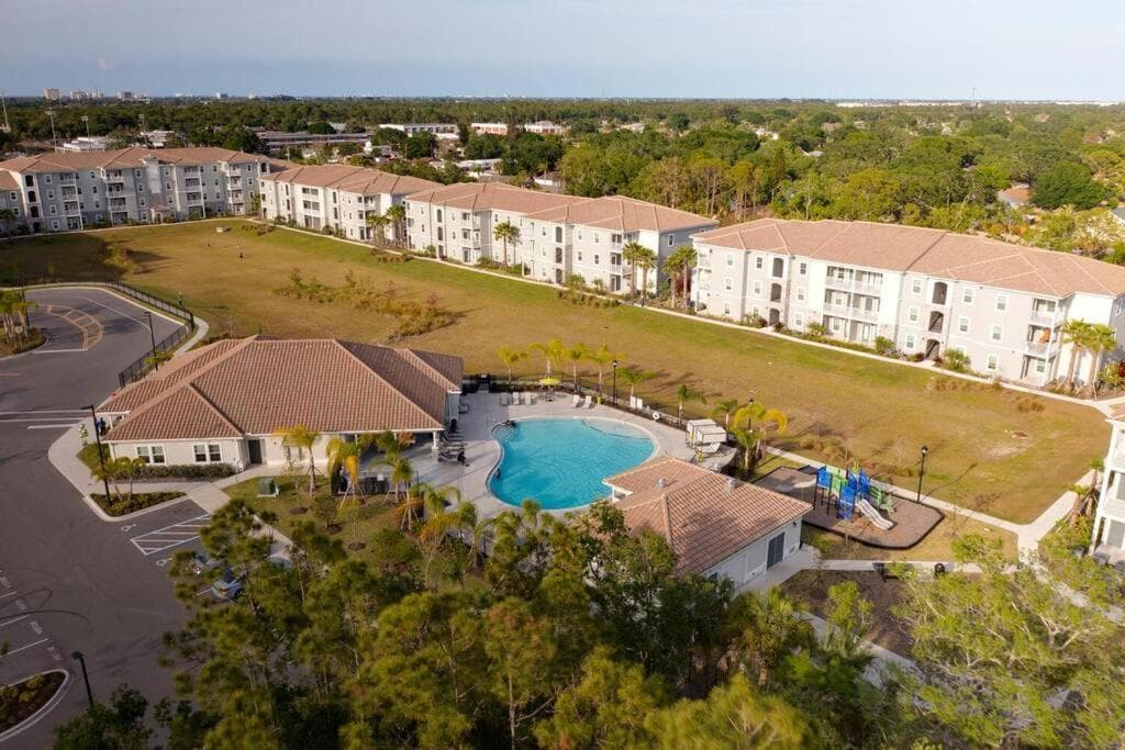 Elegant 2 Bedroom/2 Bath Condo with All Amenities (Pool, Gym, Laundry, etc)