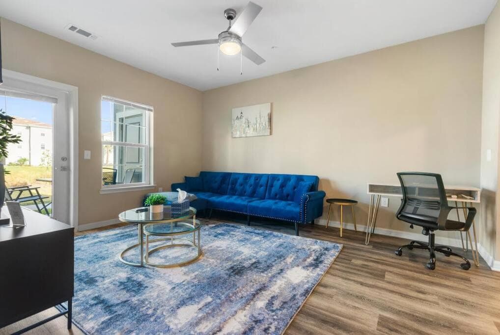 Elegant 2 Bedroom/2 Bath Condo with All Amenities (Pool, Gym, Laundry, etc)