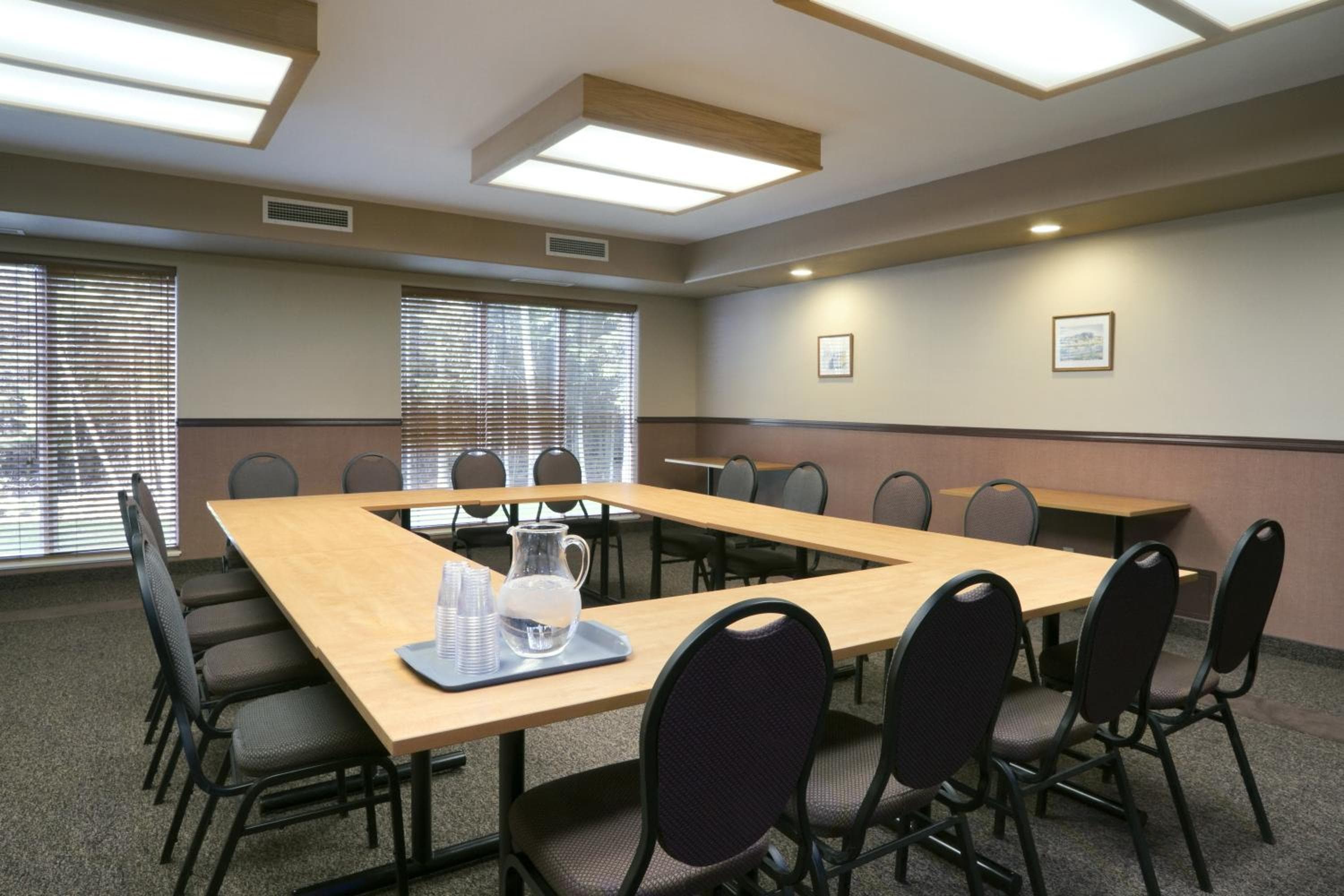 Days Inn & Suites by Wyndham Thunder Bay