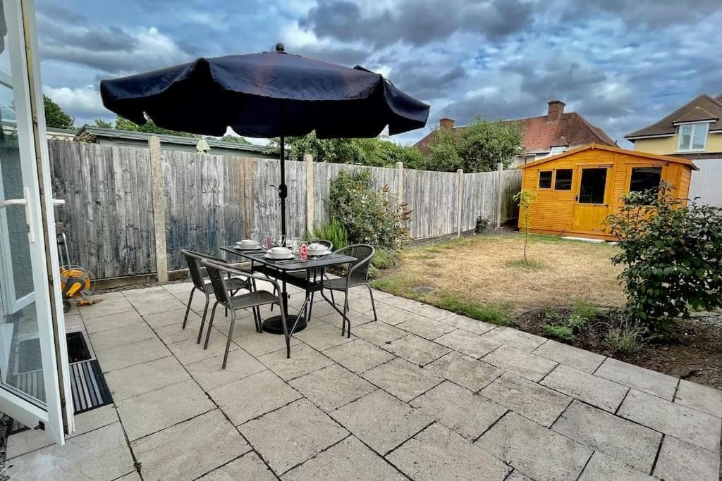 Entire 3 Bed House Weybridge Brooklands, London