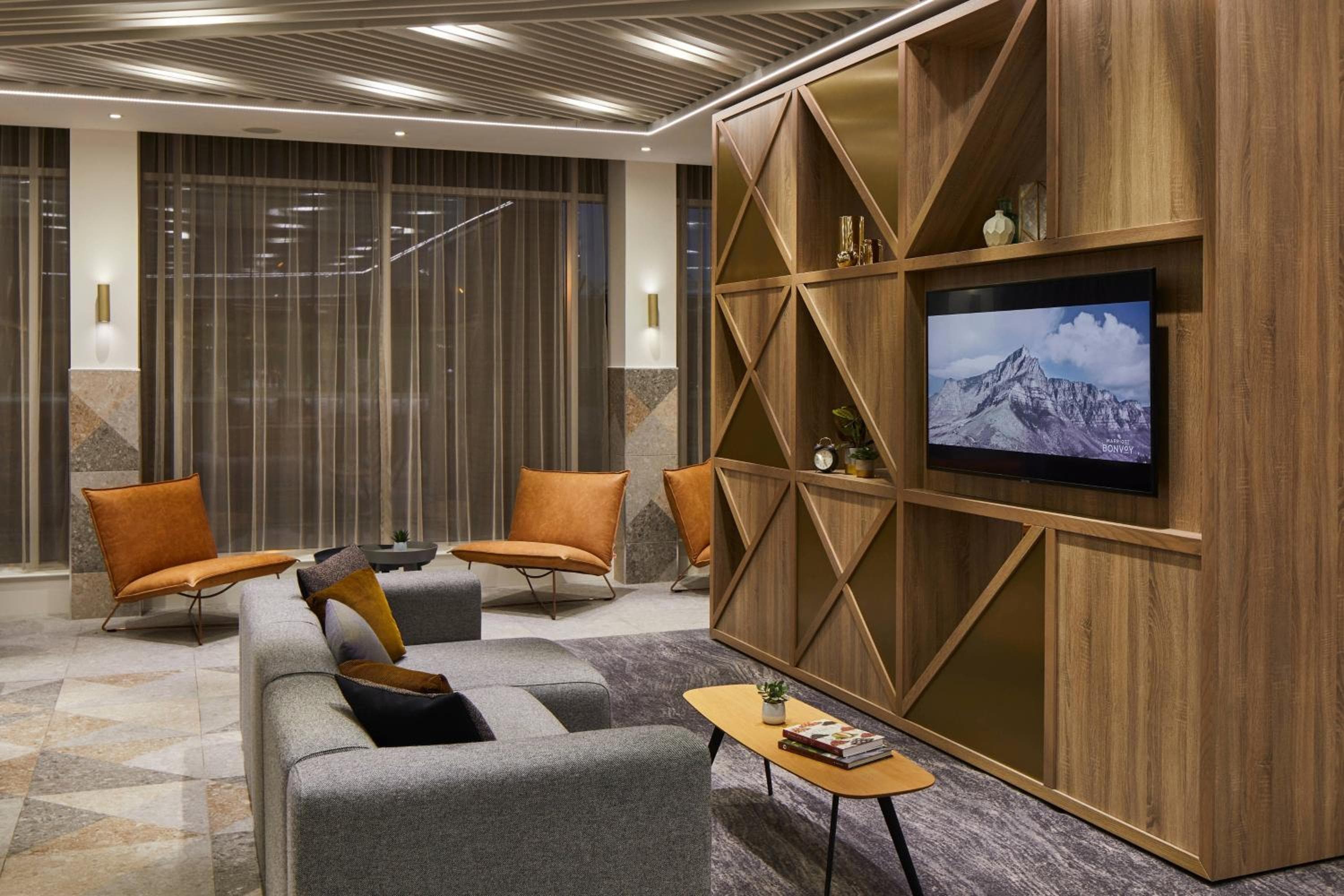 Courtyard by Marriott London City Airport