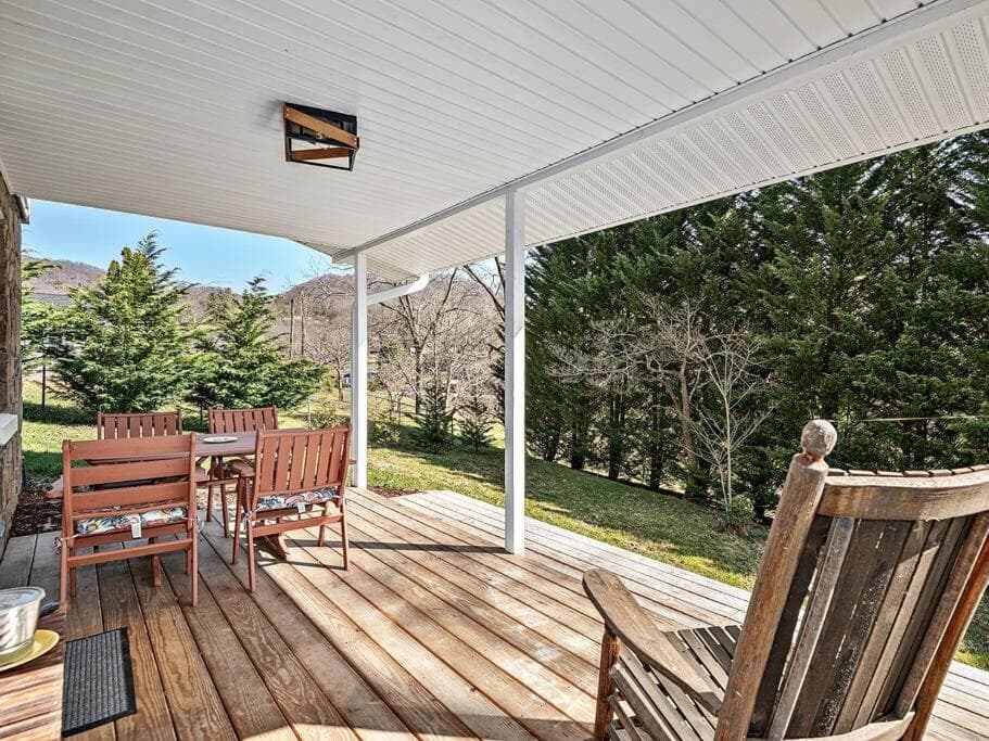 Livy's Lake Retreat, 3min walk to Lake Junaluska!