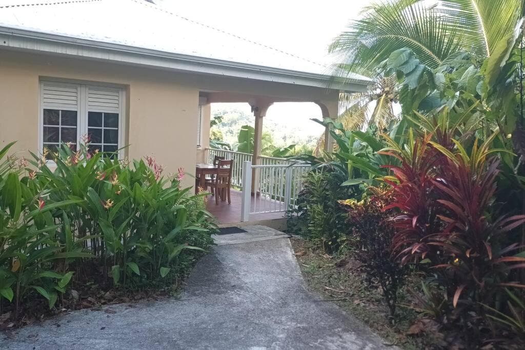 Martinique, la Ptite Maison dans la colline