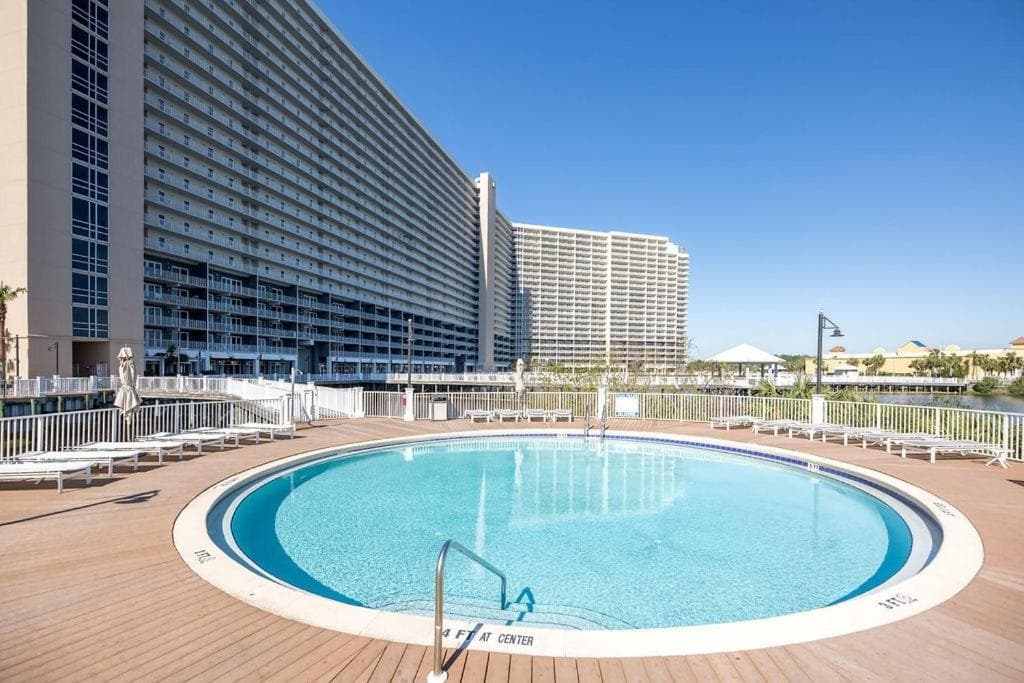 Sea-Renity at Laketown Wharf #1607 by Nautical Properties