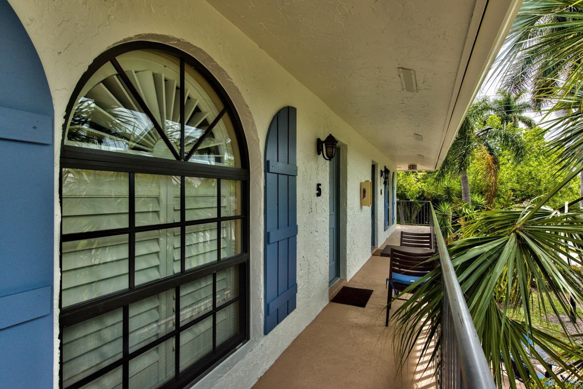 Le Monaco - 1 BR Romantic Condo! Getaway Steps from 5th Ave S Stylish Coastal Retreat with King Bed Beach Access and Prime Location, Near Dining Shopping a
