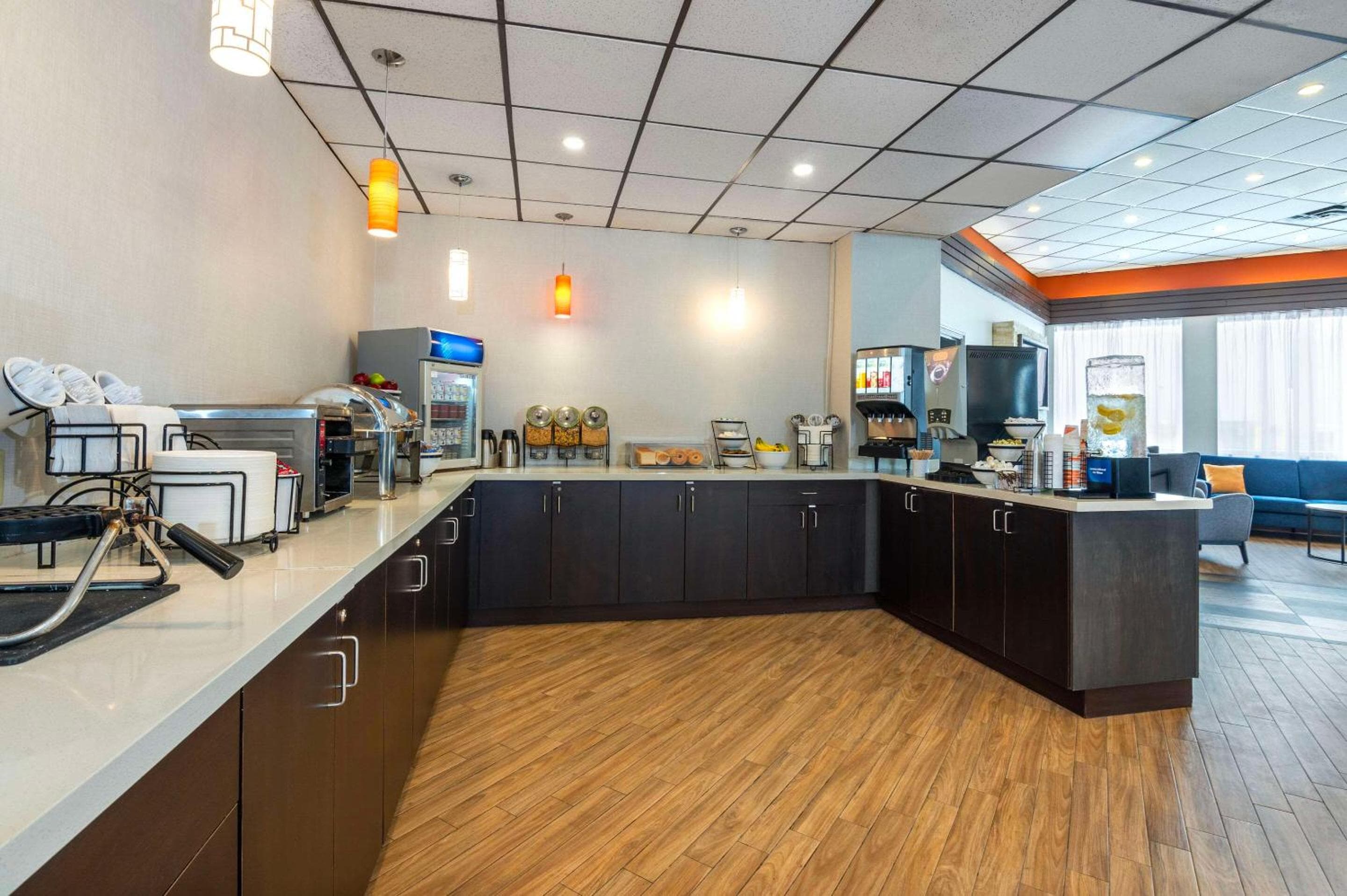 Comfort Inn & Suites Barrie - Highway 400