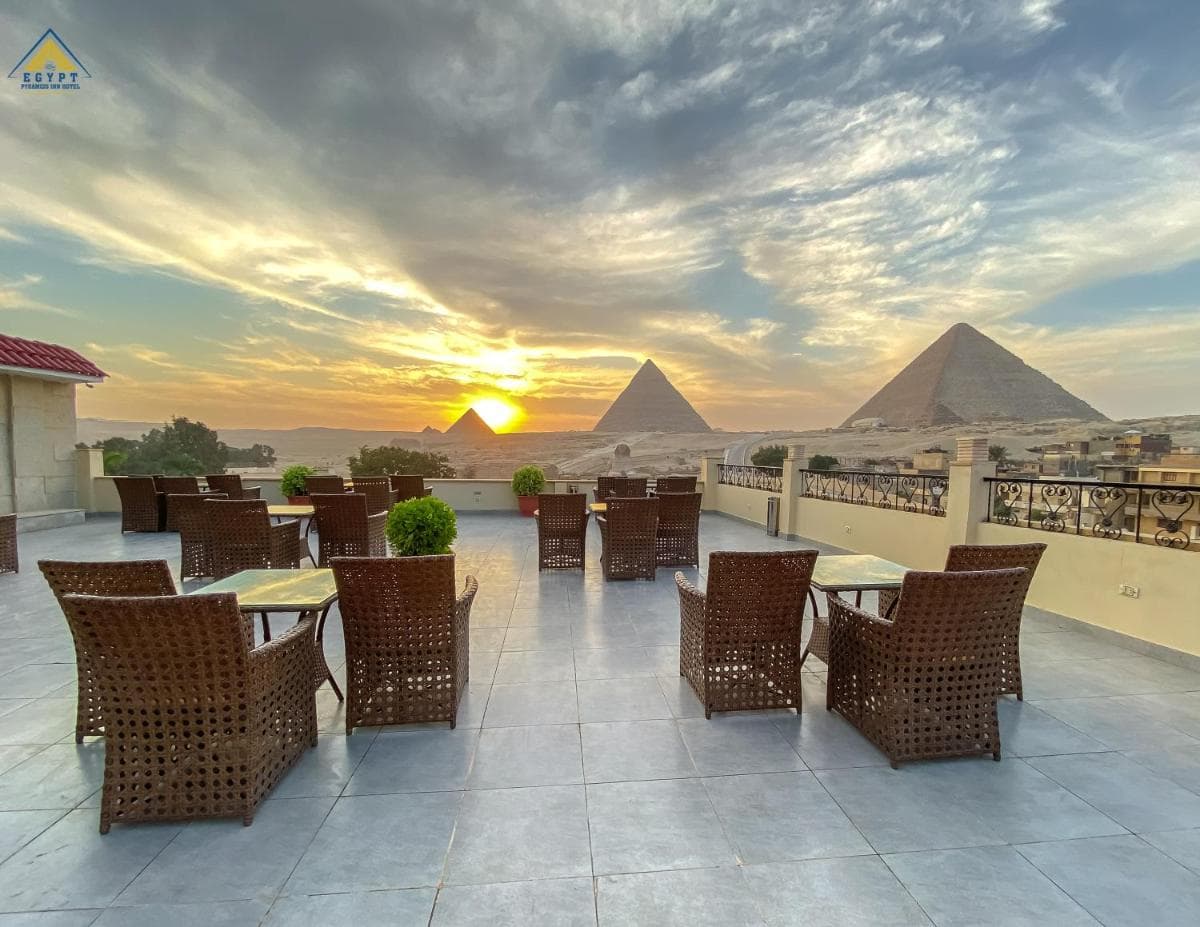 Egypt pyramids inn