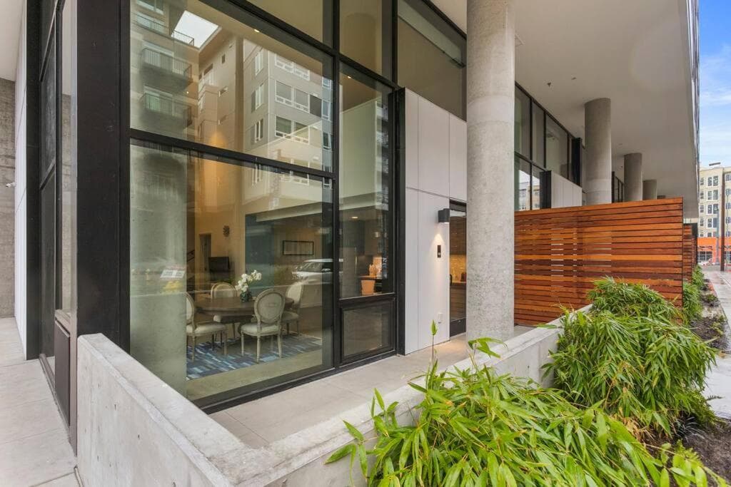 Airy and Open Corner Loft - 92 Walkscore