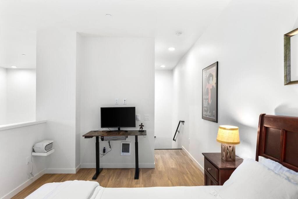 Airy and Open Corner Loft - 92 Walkscore