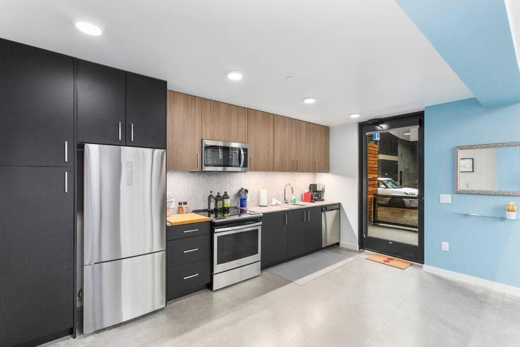 Airy and Open Corner Loft - 92 Walkscore