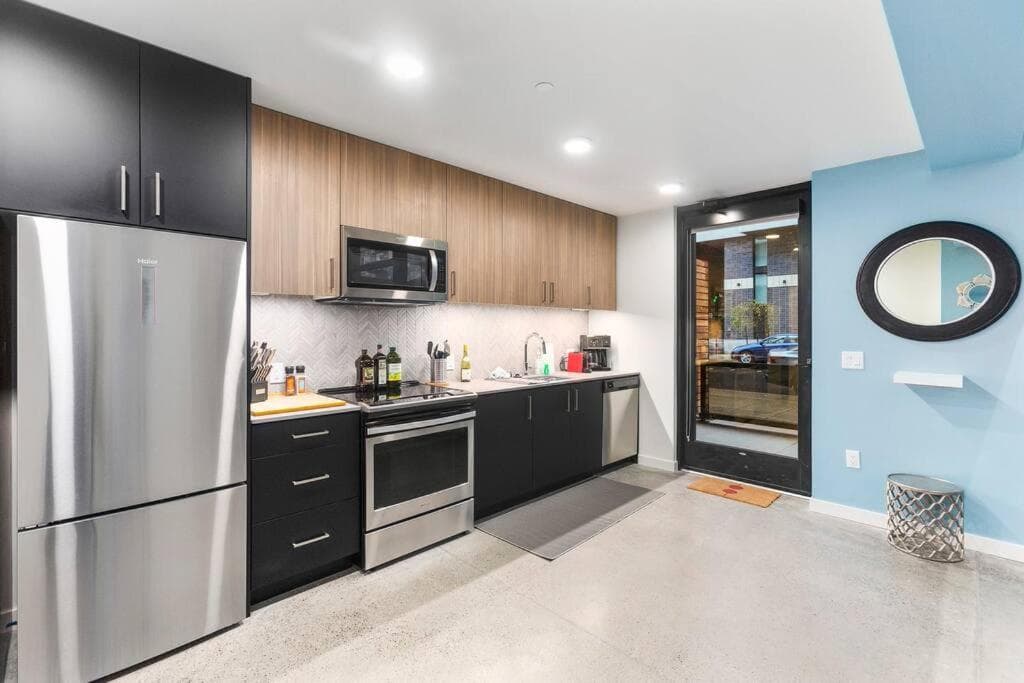 Posh Lofty Pad in Central Redmond - 92 Walkscore!