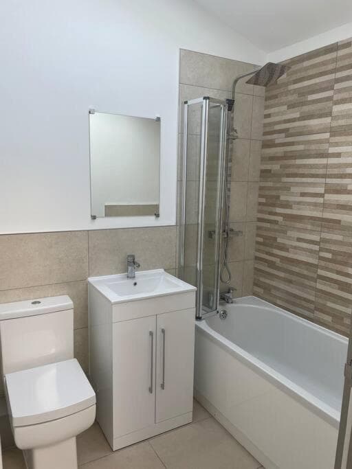 Smithy Bungalow, free private parking included, Buxton