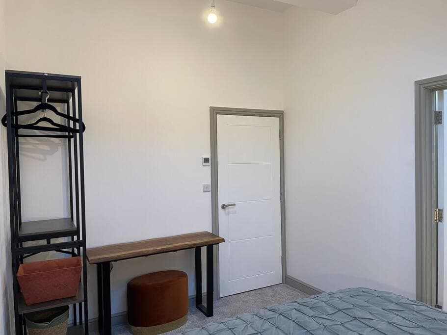Smithy Bungalow, free private parking included, Buxton