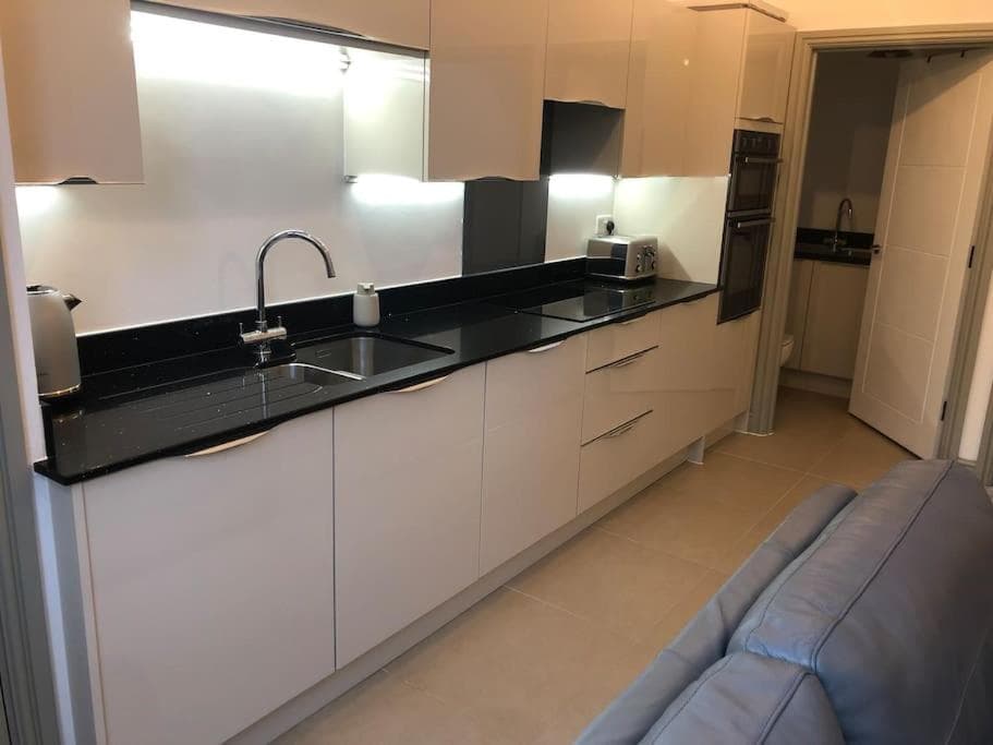 Smithy Bungalow, free private parking included, Buxton