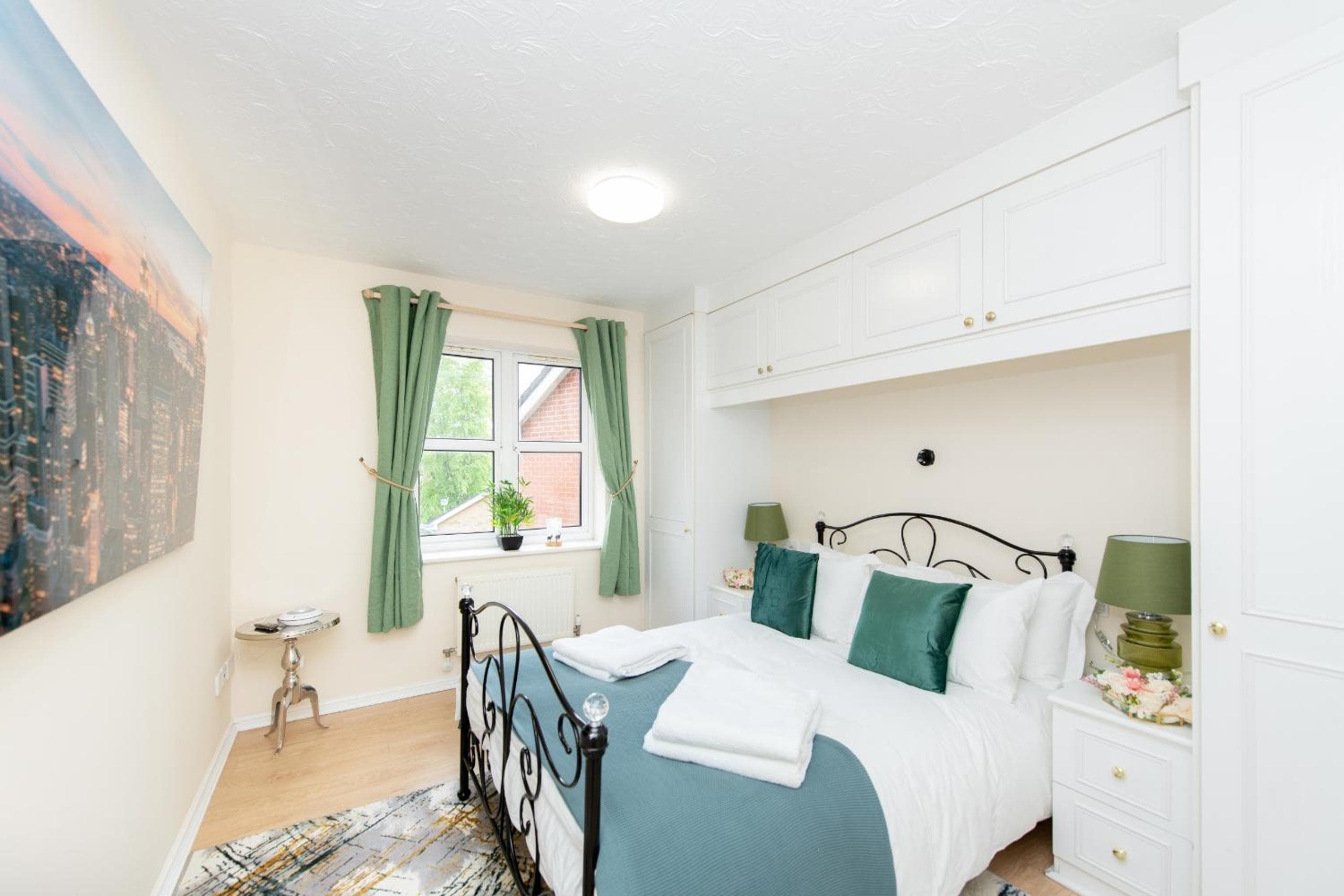 Escape The Matrix - 2 Bed Flat in City Centre with Free Parking