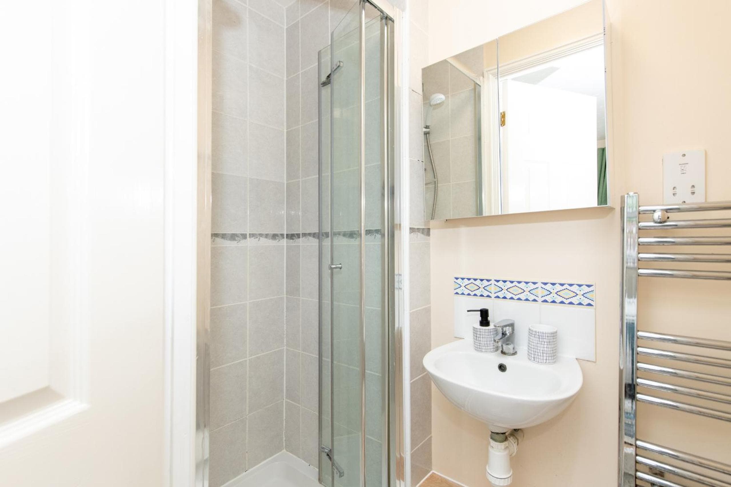 Escape The Matrix - 2 Bed Flat in City Centre with Free Parking