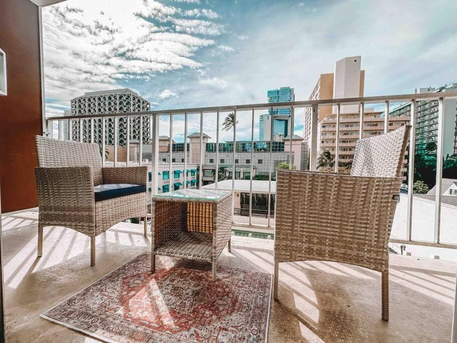 Modern Studio - Heart of Waikiki with Parking!