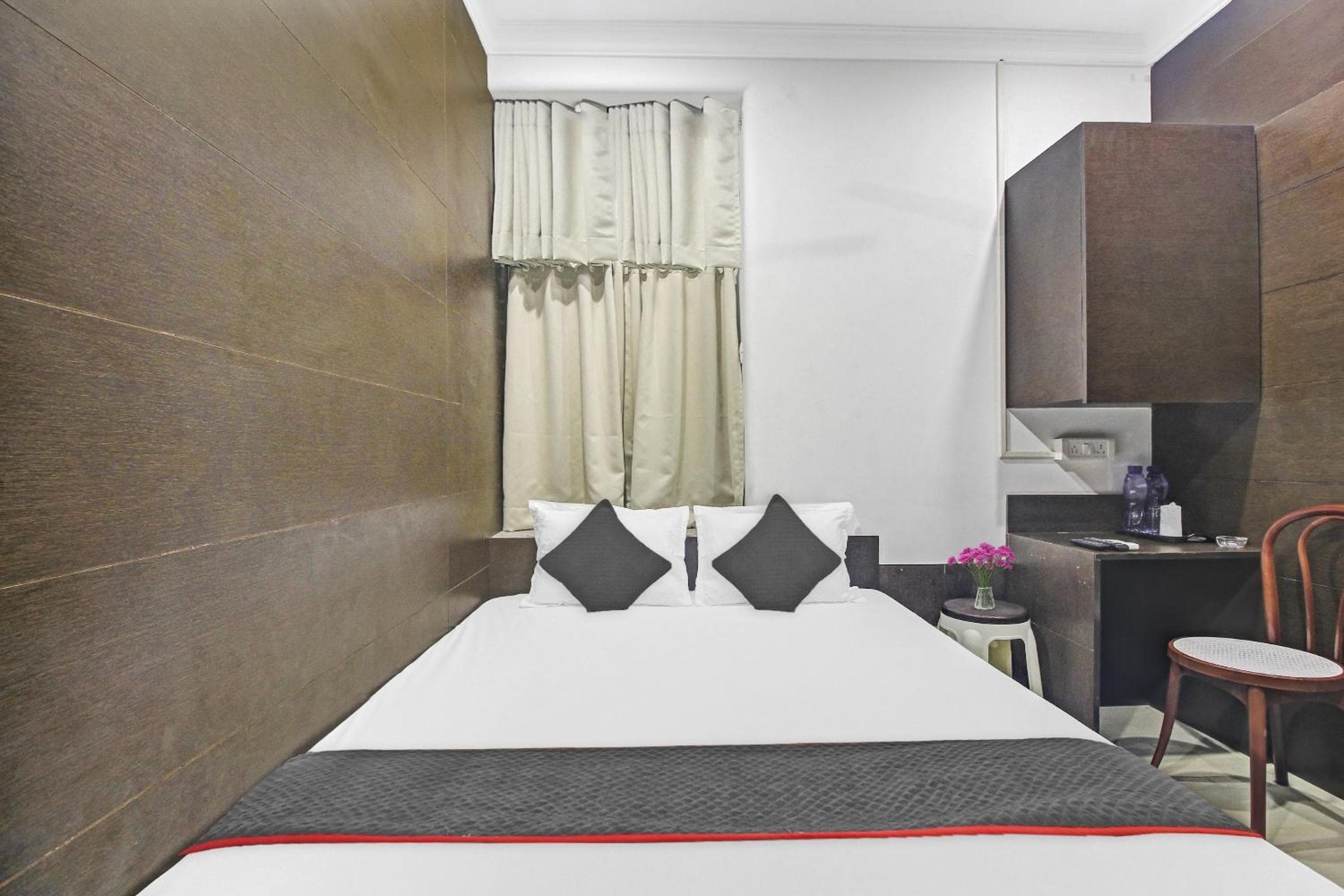 Super Townhouse Centre Point Inn Near Esplanade Metro Station