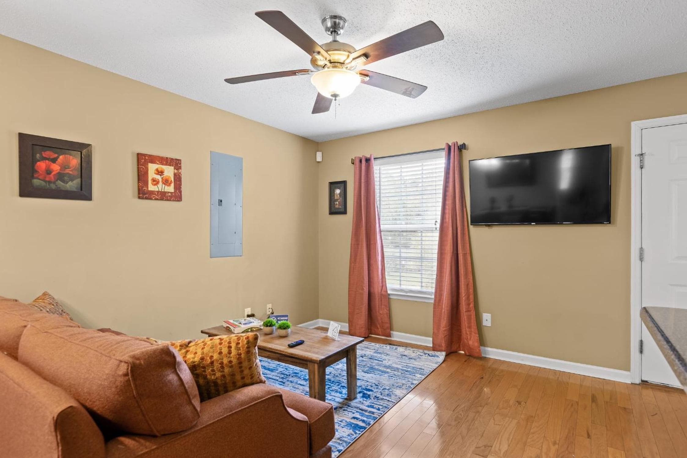 The Elmwood Farmhouse- 10 Mins to Downtown Chattanooga