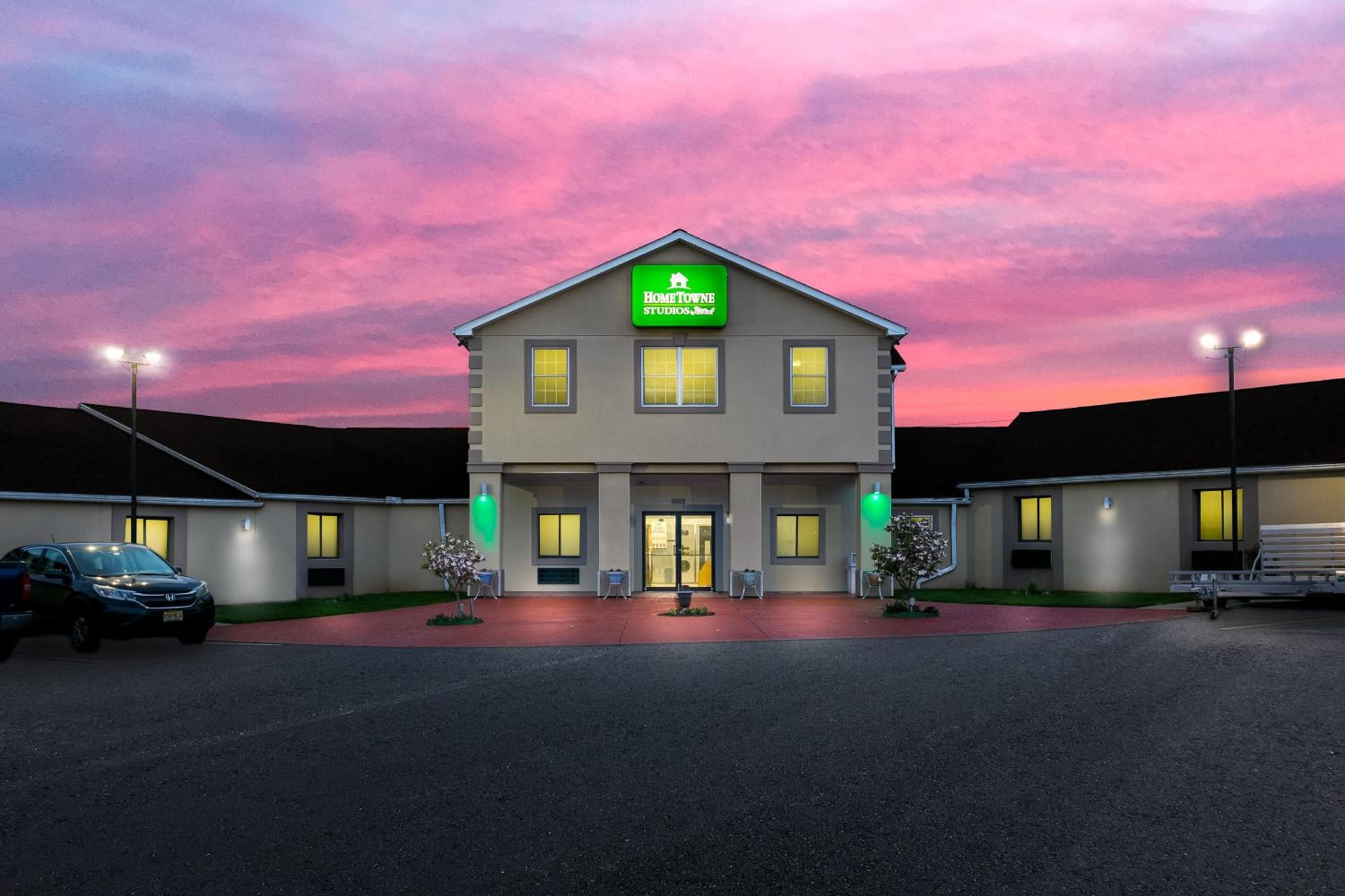 HomeTowne Studios by Red Roof Denver - Lancaster County