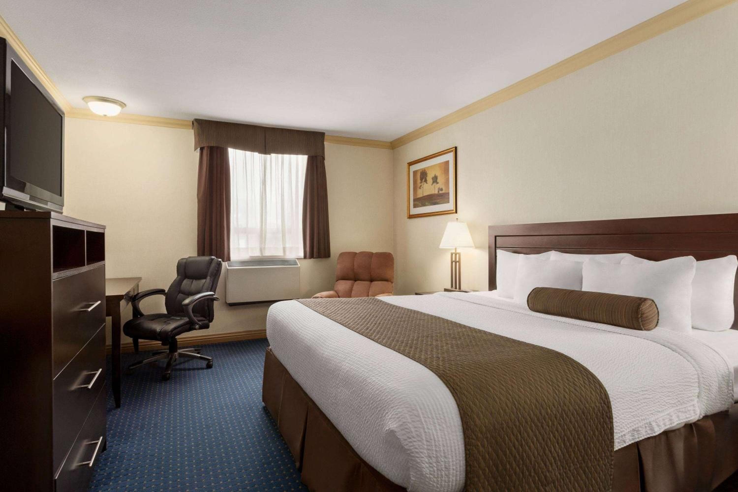 Days Inn & Suites by Wyndham Sault Ste. Marie ON