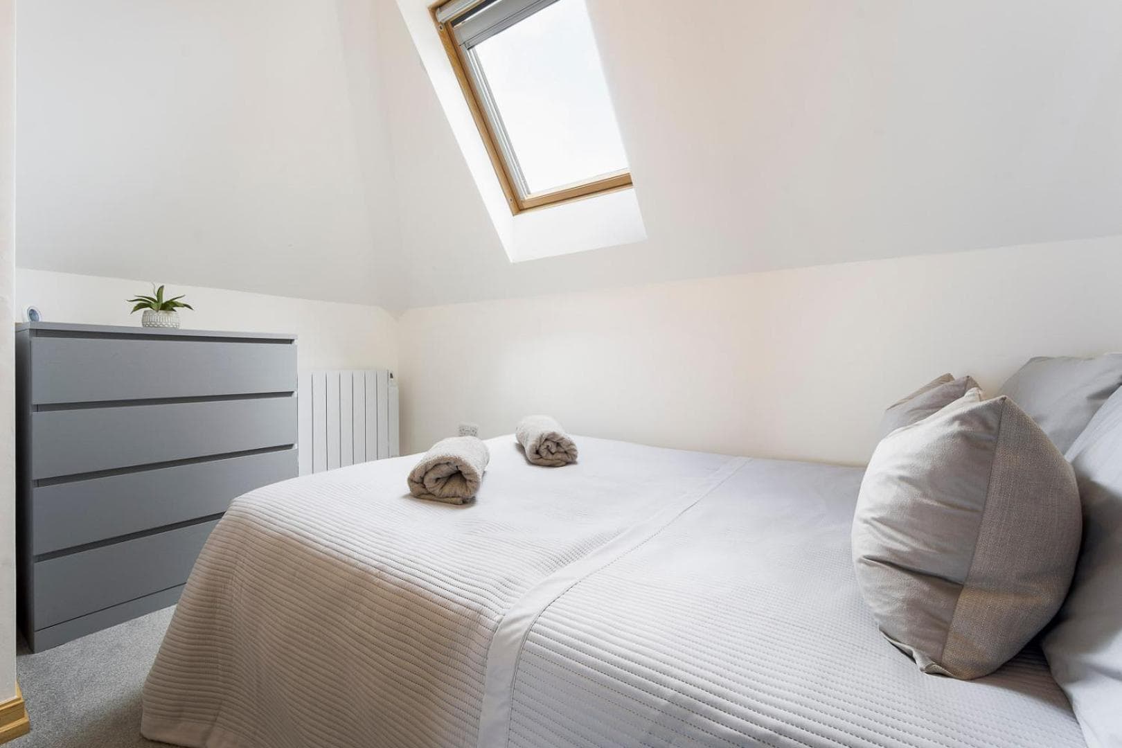 Spacious, newly renovated, three bedroom TOWN CENTRE duplex apartment with free parking, sleeps seven - Walking distance to beach