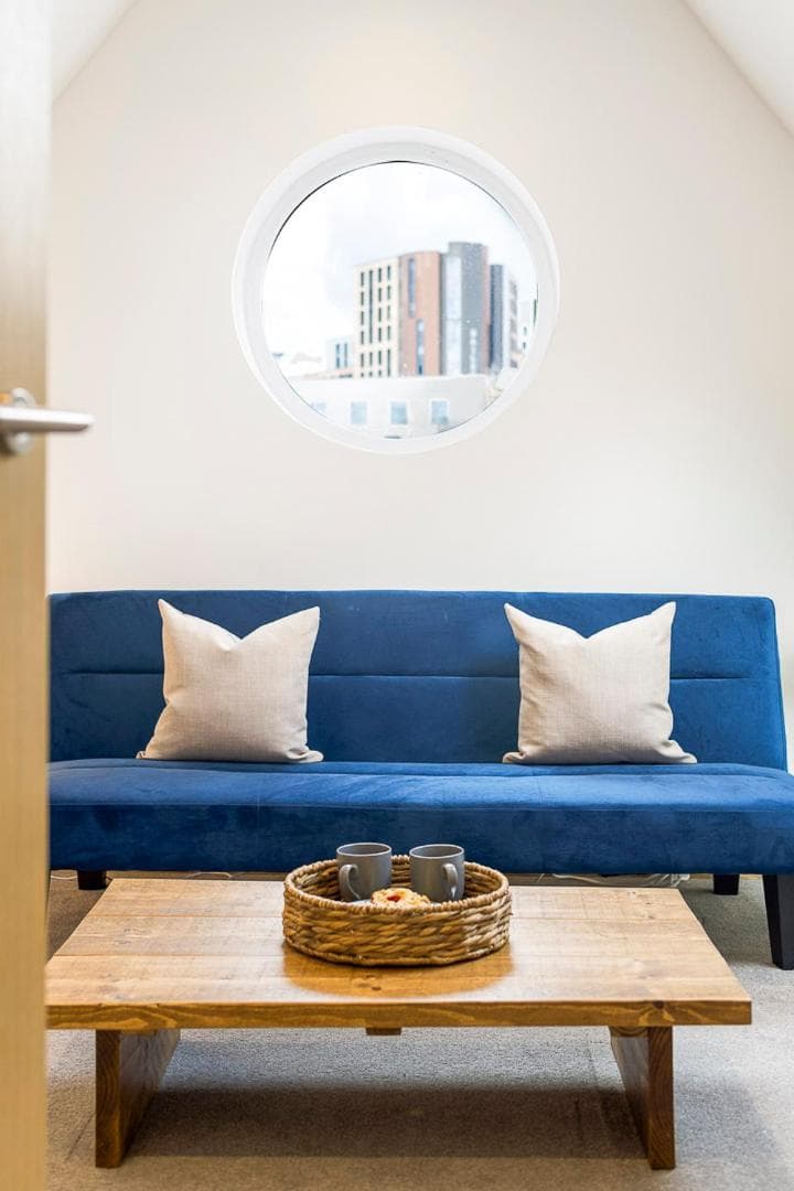 Spacious, newly renovated, three bedroom TOWN CENTRE duplex apartment with free parking, sleeps seven - Walking distance to beach