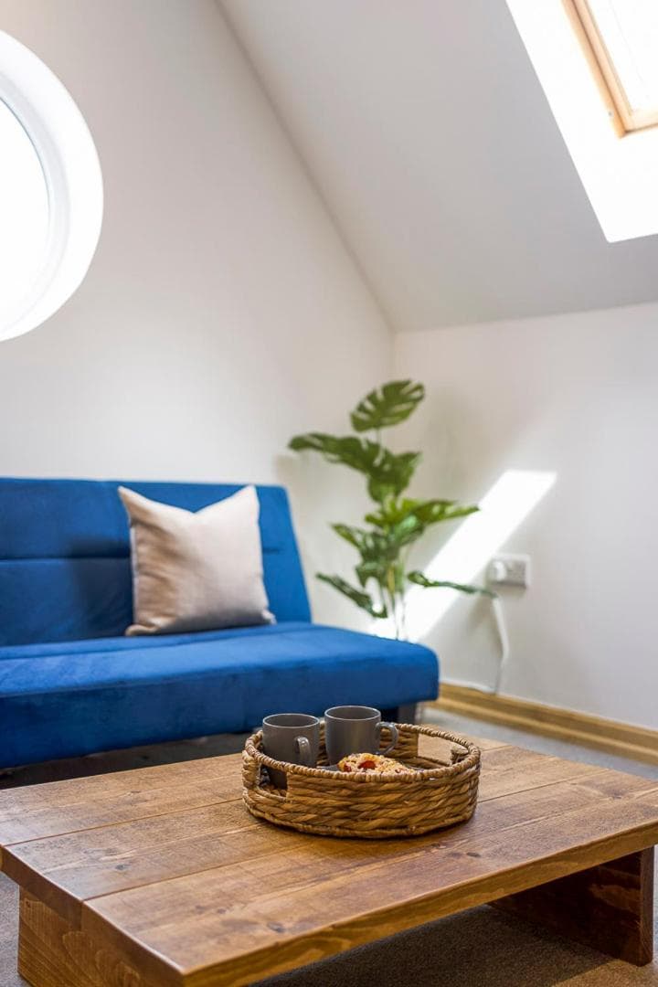 Spacious, newly renovated, three bedroom TOWN CENTRE duplex apartment with free parking, sleeps seven - Walking distance to beach