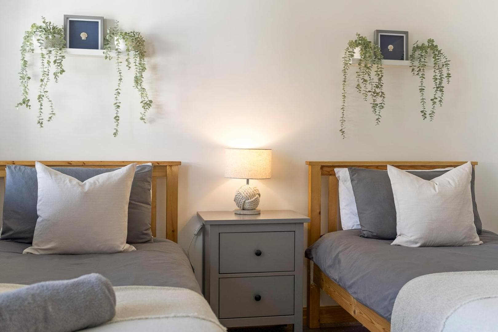 Spacious, newly renovated, three bedroom TOWN CENTRE duplex apartment with free parking, sleeps seven - Walking distance to beach