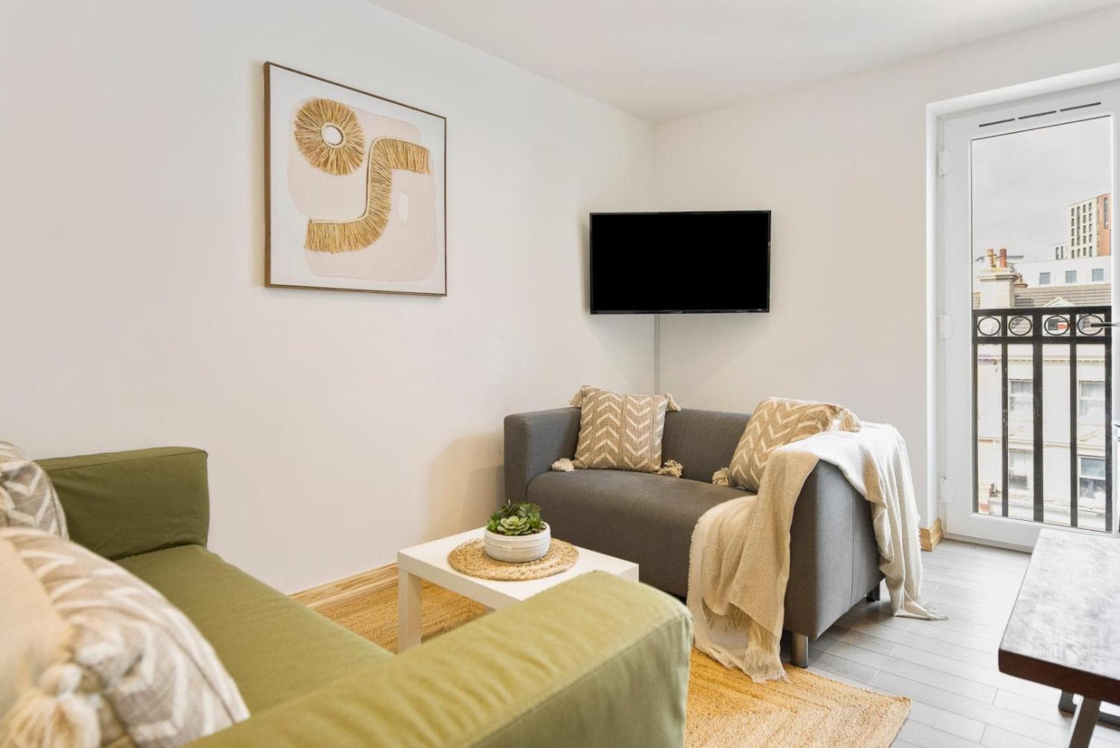Spacious, newly renovated, three bedroom TOWN CENTRE duplex apartment with free parking, sleeps seven - Walking distance to beach